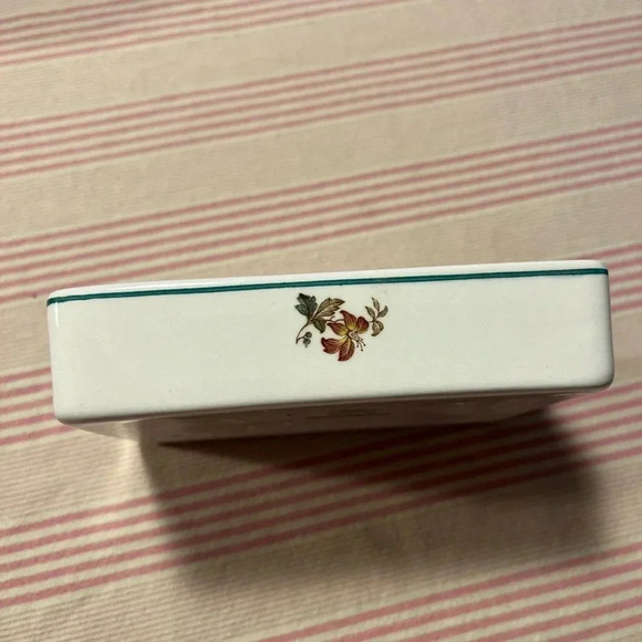 Wedgwood Eastern Flowers lidded box - Picture 4 of 10